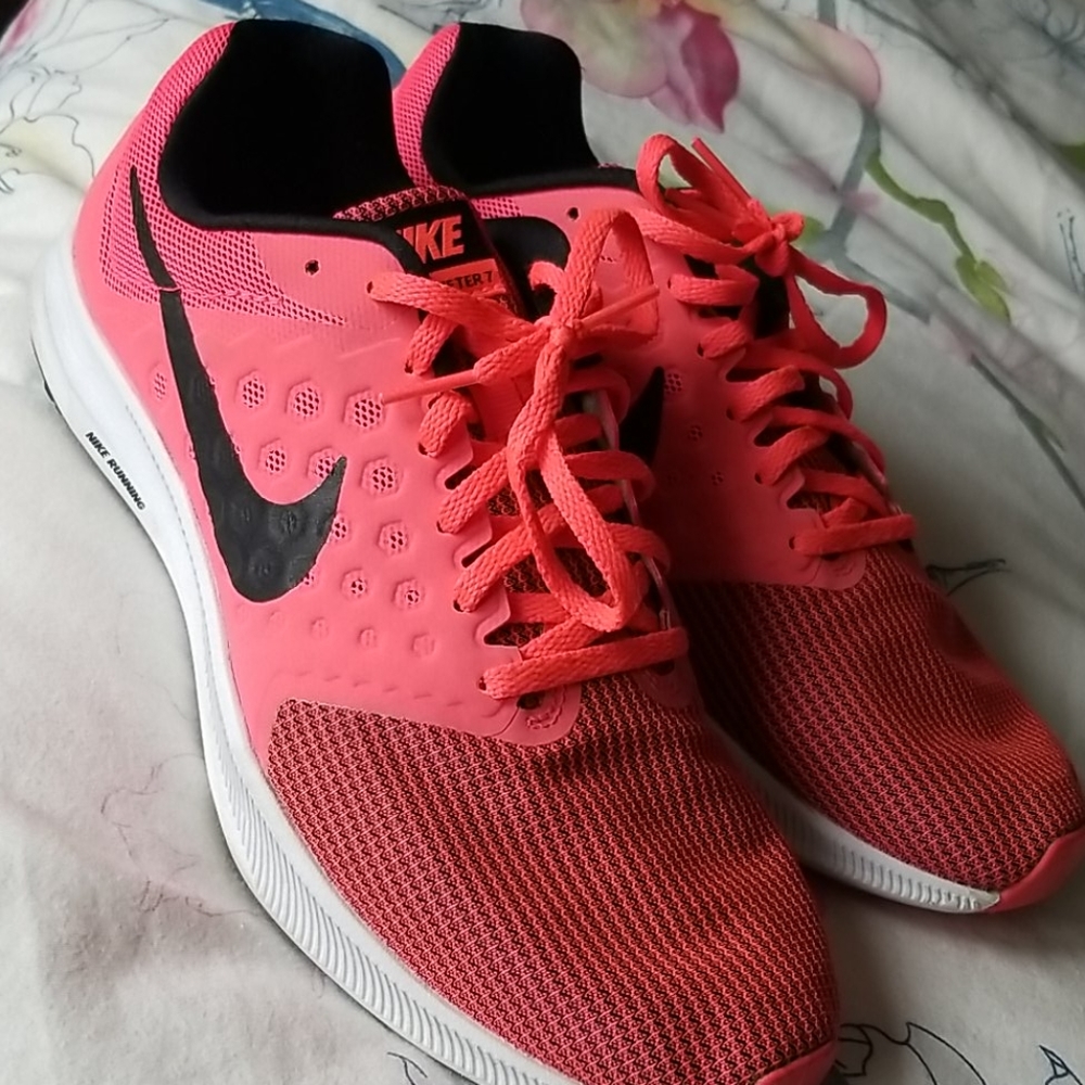 Size 10 Nike Revolution 3 - Coral